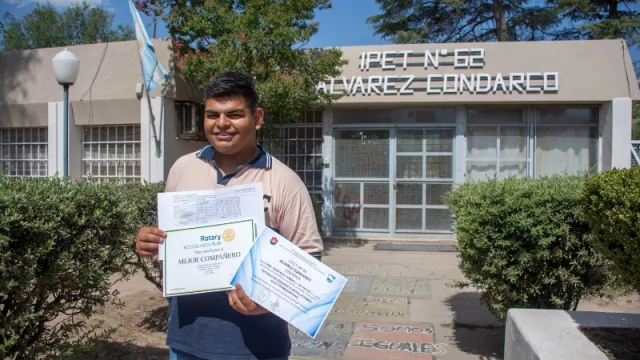 Se recibió de campeón: egresó del secundario con mejor promedio, fue elegido mejor compañero (y todo mientras trabajaba)