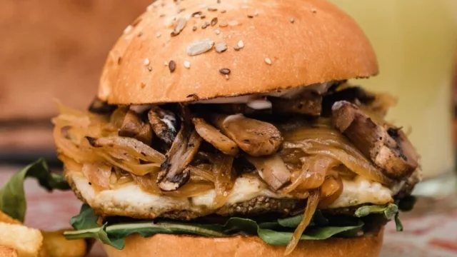 Las mejores hamburguesas están en… La Kermés (clásica), Patio de los Naranjos (gourmet) y Barbeer (veggie)