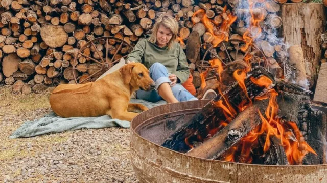 Una pareja en llamas: alquilan fogoneros y elementos de herrería para cocinar y ambientar (ideales para encuentros y guitarreadas)