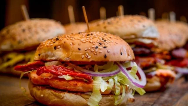Después de la pizza, la pasta, la picada y la milanesa... ¡llega la semana de la hamburguesa!