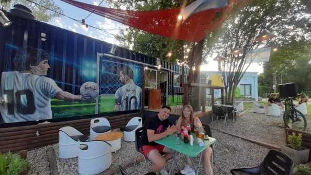 VM Barber & Beer, un emprendimiento familiar en el Valle de Anisacate que promete ser un gol (mucho más que una barbería y una cervecería)