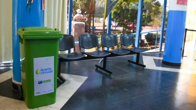 En distintos puntos se puede dejar en contenedores el aceite usado por familias y particulares.