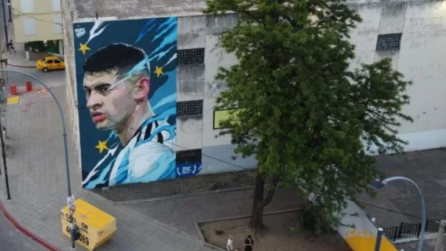 El Cuti Romero, gigante también afuera de la cancha