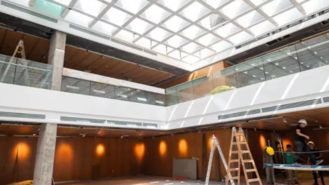 Plaza España: colocan revestimientos de madera en paredes y techo del subsuelo