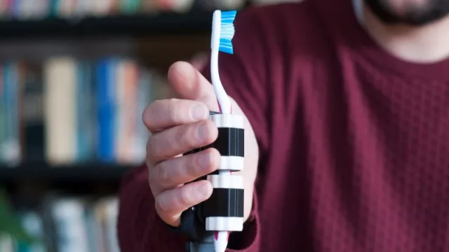 Desde cepillos de dientes hasta dispositivos para comunicación alternativa: Dis+Capacidad, la cordobesa que se ocupa de la discapacidad motriz