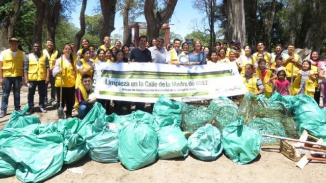 La Muni, junto a voluntarios de la Capital Social, limpiaron el lago del Parque Sarmiento