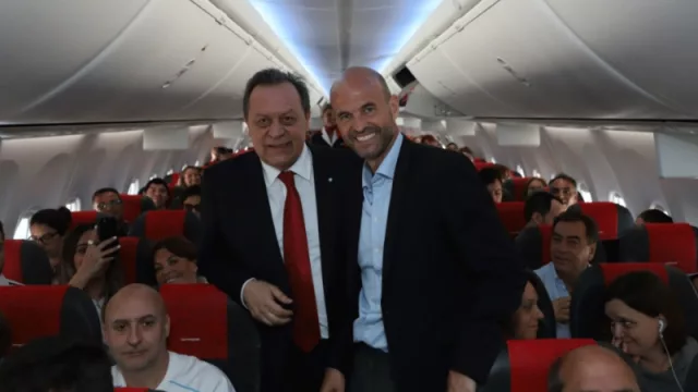 El secretario de Turismo, Gustavo Santos junto al ministro de Transporte, Guillermos Dietrich en el vuelo inaugural de Norwegian.