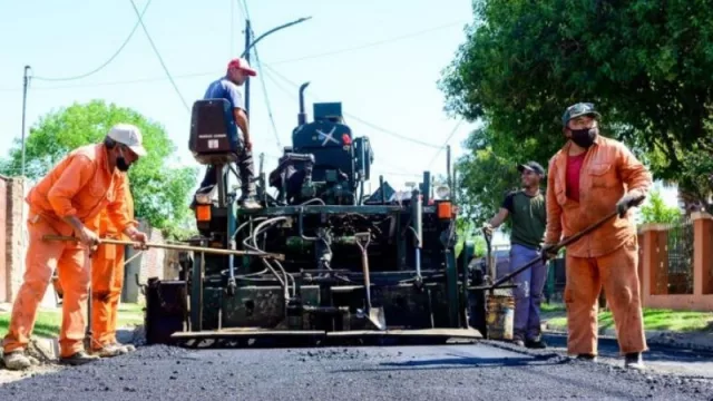 Obras para 100.000 vecinos: avanza la pavimentación de calles de tierra en 19 barrios de la ciudad