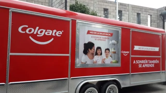 A sonreír también se aprende: el camión de Colgate pasó por las calles cordobesas
