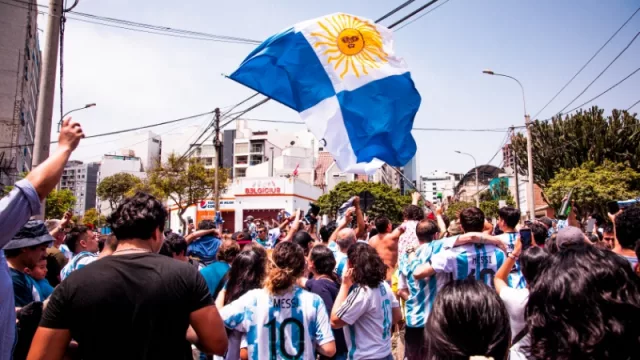71% de los hombres argentinos se considera "fanático de los deportes" (vs. 37% de las mujeres)