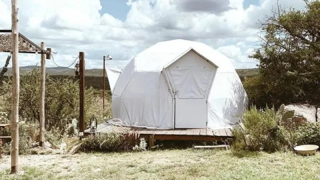¿Cabaña o domo? El glamping de Dos Aguas Natural combina formatos en Capilla del Monte (al mismo precio)