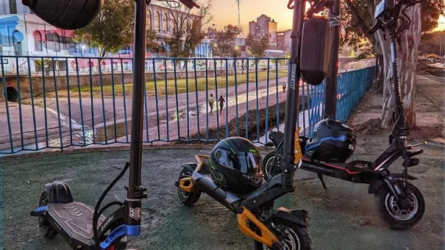 ¿Cómo es moverse en monopatín eléctrico por la ciudad? (4 personas nos cuentan si vale la pena)
