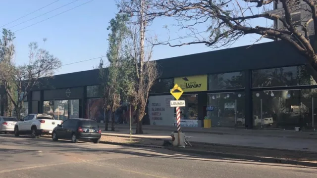 El poblado zócalo comercial de Mediland Village (solo queda un local libre).