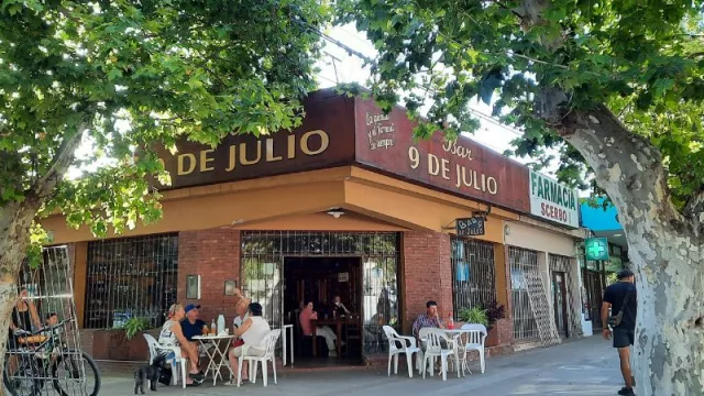 El salame como lo hacía el abuelo, la clave para que un histórico bar caroyense llegue a los 100 años (Piazzoni Embutidos en el bar 9 de Julio)