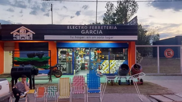 Salir de la zona de confort: se fueron de una gran empresa para montar una ferretería (ahora van por el segundo local de ventas)