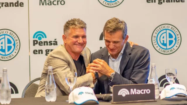 Luis Fabián Artime con Gustavo Manriquez en la firma del convenio Macro-Belgrano