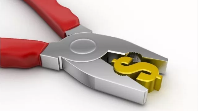 El dólar marcó su tercera baja, pero a costa de colocar tasa al 74%