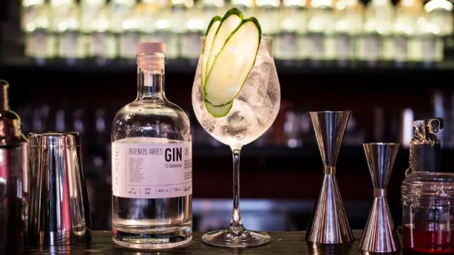 Destilería Moretti sorprende al mundo de los cócteles con la invención del Gin Tonic Tirado