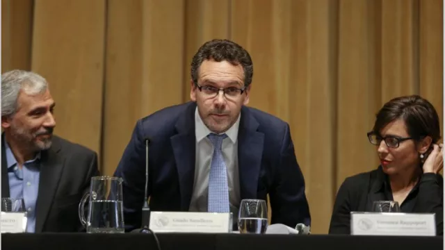 Sandleris frena la creación de dinero y fija bandas cambiarias entre $ 34 y $ 44