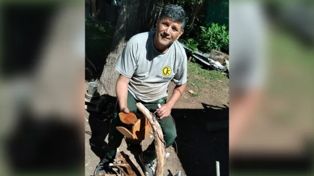 Con raíces de árboles crea 25 artesanías por semana (que comercializa en Villa del Prado)