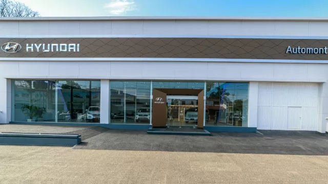 El frente del concesionario Automont, sobre Av. Caraffa: 1.200 m2 con amplio salón de ventas y servicios técnico