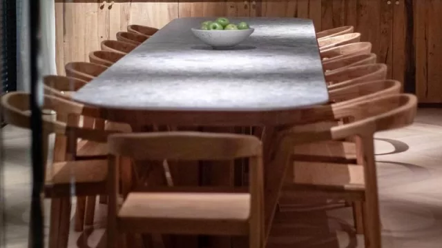 Qué es la misteriosa “mesa 70” con la que El Papagayo (de Javier Rodríguez) logrará duplicar sus cubiertos