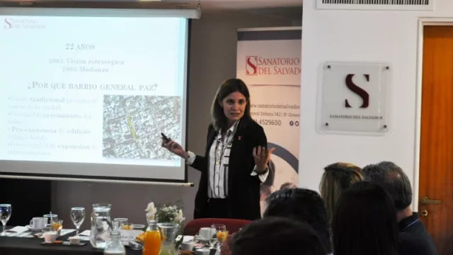 Paula Vigo, Directora del Sanatorio del Salvador, contando sobre el Caso de su institución