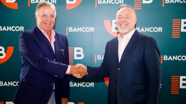 Daniel Tillard (Bancor) y Eduardo Accastello (ministro de Industria,Comercio y Minería) en la presentación de la línea para pymes.