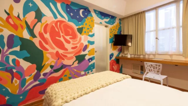 Habitación con mural de Vero Escalante.