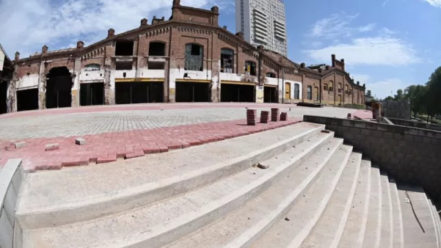 La nueva plaza de la ex cervecería ya luce sus explanada y senderos