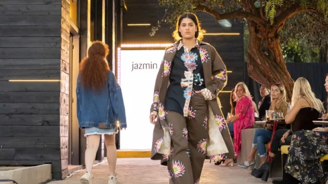 Jazmin Chebar presentando su colección Otoño-Invierno 2023.