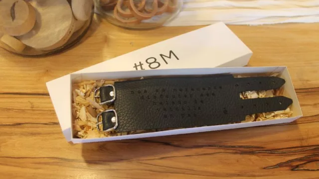 Brazalete diseñado para el Día de la Mujer.