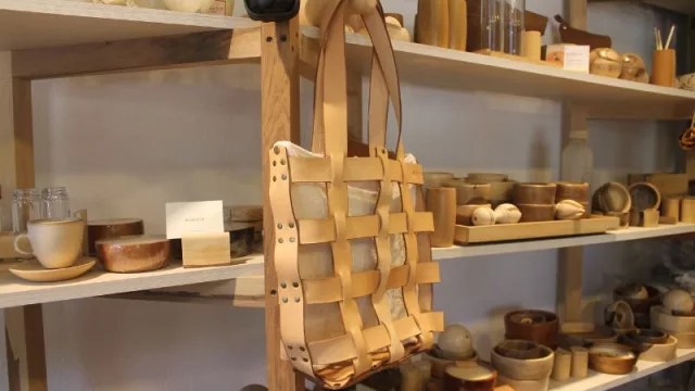 Bolso matero de cuero.