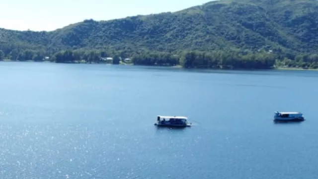 Cuando la pesca y el turismo se combinan en un solo paseo (balsas recreativas en el lago Los Molinos)