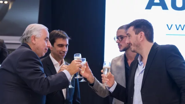 Ricardo Salomé (Grupo Galia), Martín Massimino y otras autoridades en el brindis de inauguración