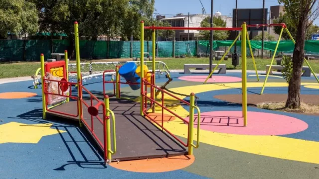 La plaza principal de barrio Nuevo Poeta Lugones, con nueva infraestructura y espacios verdes renovados