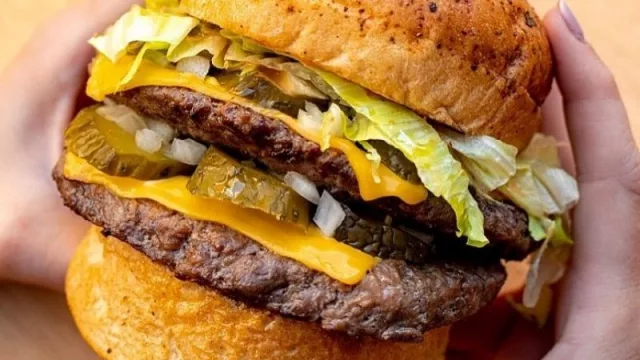 “Deniro, Hamburguesas de Entraña” llega a Córdoba (20 locales en Argentina con propuesta distinta)