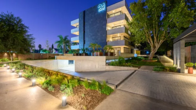 Así es VeintiCuatro, casas-departamentos con puertas de 1,50 metros (y desde ahí todo amplio y distinto: US$ 380.000 promedio)