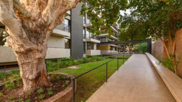 El ingreso a unos de los bloques del complejo.