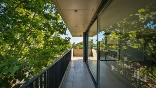 Los balcones, amplios y rodeados de verde.