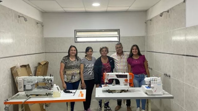 Mucha tela para cortar: la comuna de Rincón ofrece máquinas de coser para trabajadoras que quieran armar un taller de costura
