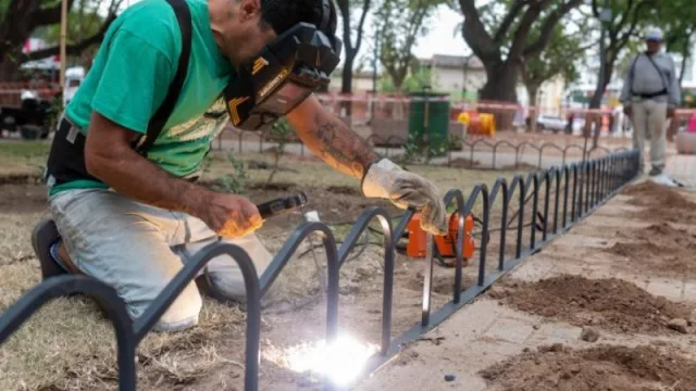 Barrio San Vicente: la colocación de rejas bajas marca el último tramo de la recuperación de la Plaza Lavalle