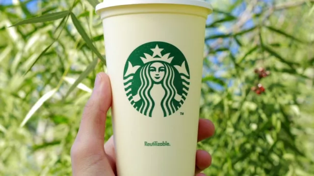 Reciclable y reutilizable: así será el nuevo vaso de Starbucks ($ 50 por única vez)
