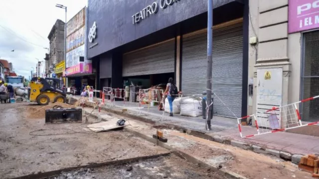 Teatro Comedia: ensanchan la vereda de calle Rivadavia
