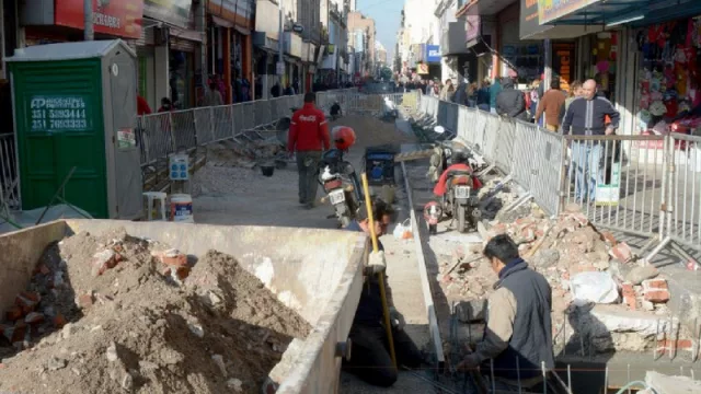 Semipeatonalización de San Martín: empezaron a colocar el adoquinado