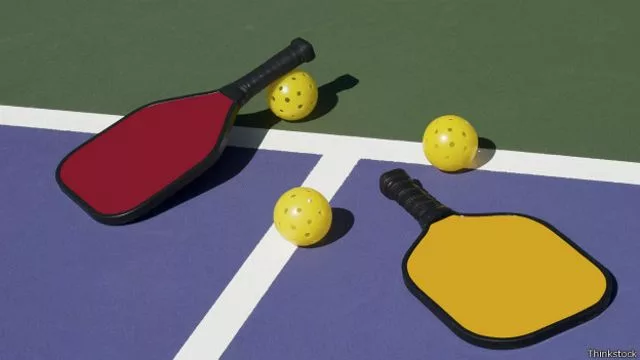 Palas y bolas simples y “baratas”, junto a una pista que se puede montar en mucho lugares.