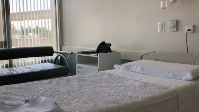 Con su nueva ampliación, Sanatorio Allende Cerro tiene casi tantas camas como Holiday Inn (y un “Papagayo” en el hall)