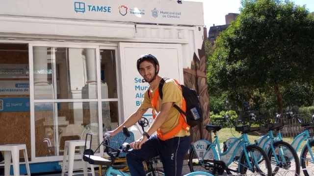 Cómo es andar en las bicis públicas de la ciudad (hicimos la experiencia en primera persona)