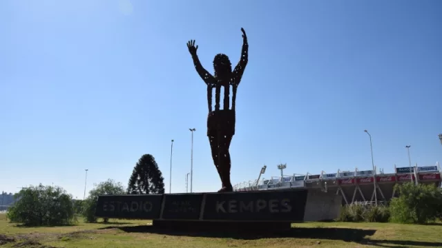 Así se montó (y así quedó) el Mario Alberto Kempes gigante en el ingreso del Estadios que lleva su nombre