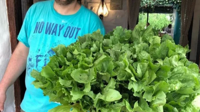 Un chef de Los Reartes elabora sus platos con productos de su propia huerta (en el Restaurante Lo de Acevedo)